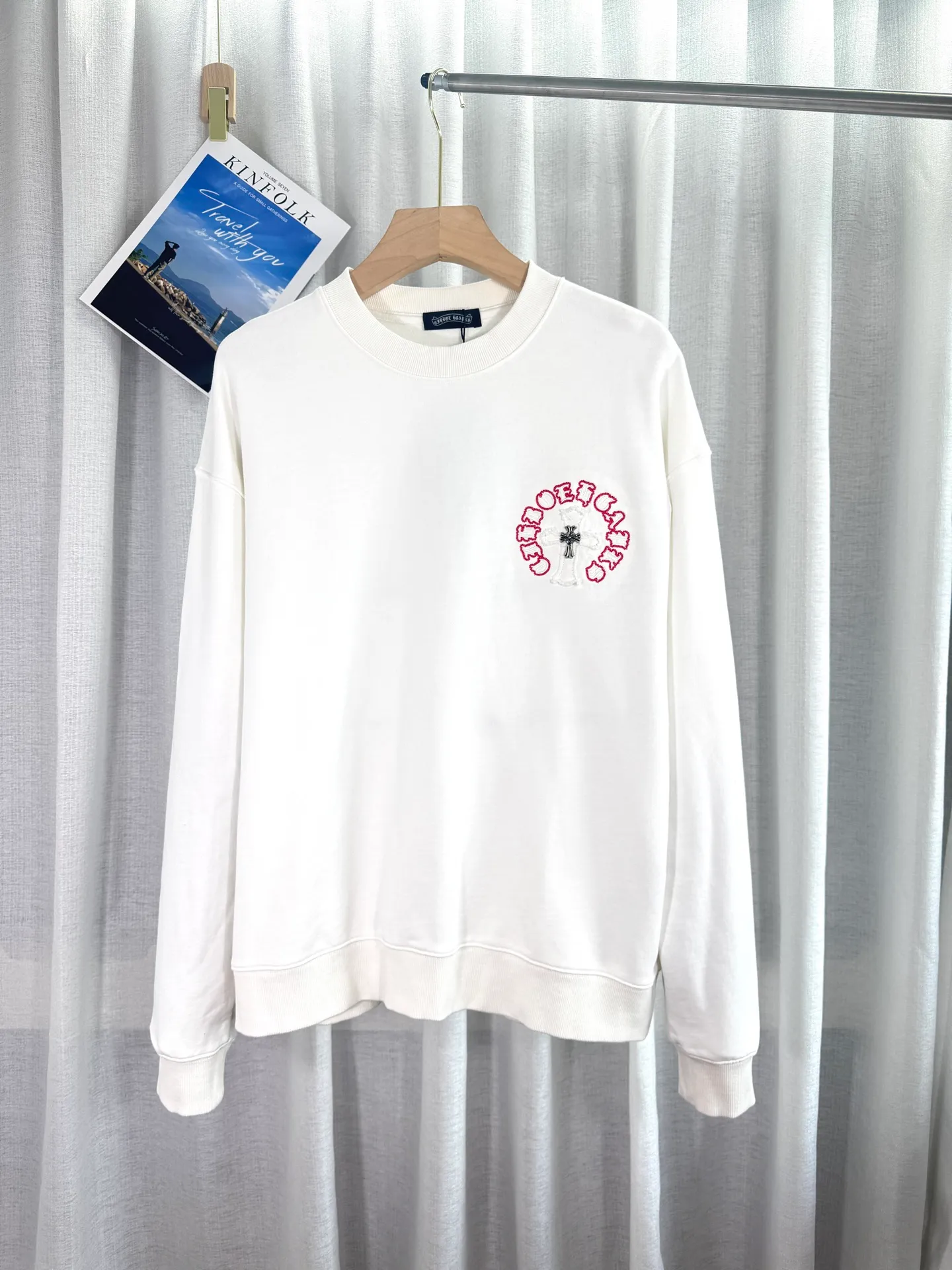 P260 top version, real shot without P, ​​different from market currency) 𝗖𝗵𝗿𝗼𝗺𝗲 𝗛𝗲𝗮𝗿𝘁𝘀/Cro Heart 2025 patch embroidery autumn and winter new original single counter American laser burnt 3D three-dimensional color embroidery couple casual sweatshirt 👑The highest version! Customized fabric 400g tripe terry fabric! American acid-washed and distressed original fabric laser burnt ✟appliqué embroidery and exquisite embroidery of letters! The best-selling model in the counter, very comfortable to wear. Accessories: original molded and authenticated collar label➕100% silk wash label. Genuine purchase-grade original hangtag���matching hanging rope➕3D hanging beads➕original packaging bag. Craftsmanship: The original version has consistent wiring! The highest version of the armhole matching technique! Color: White Black Size: S M L XL Style Number: 25-312
